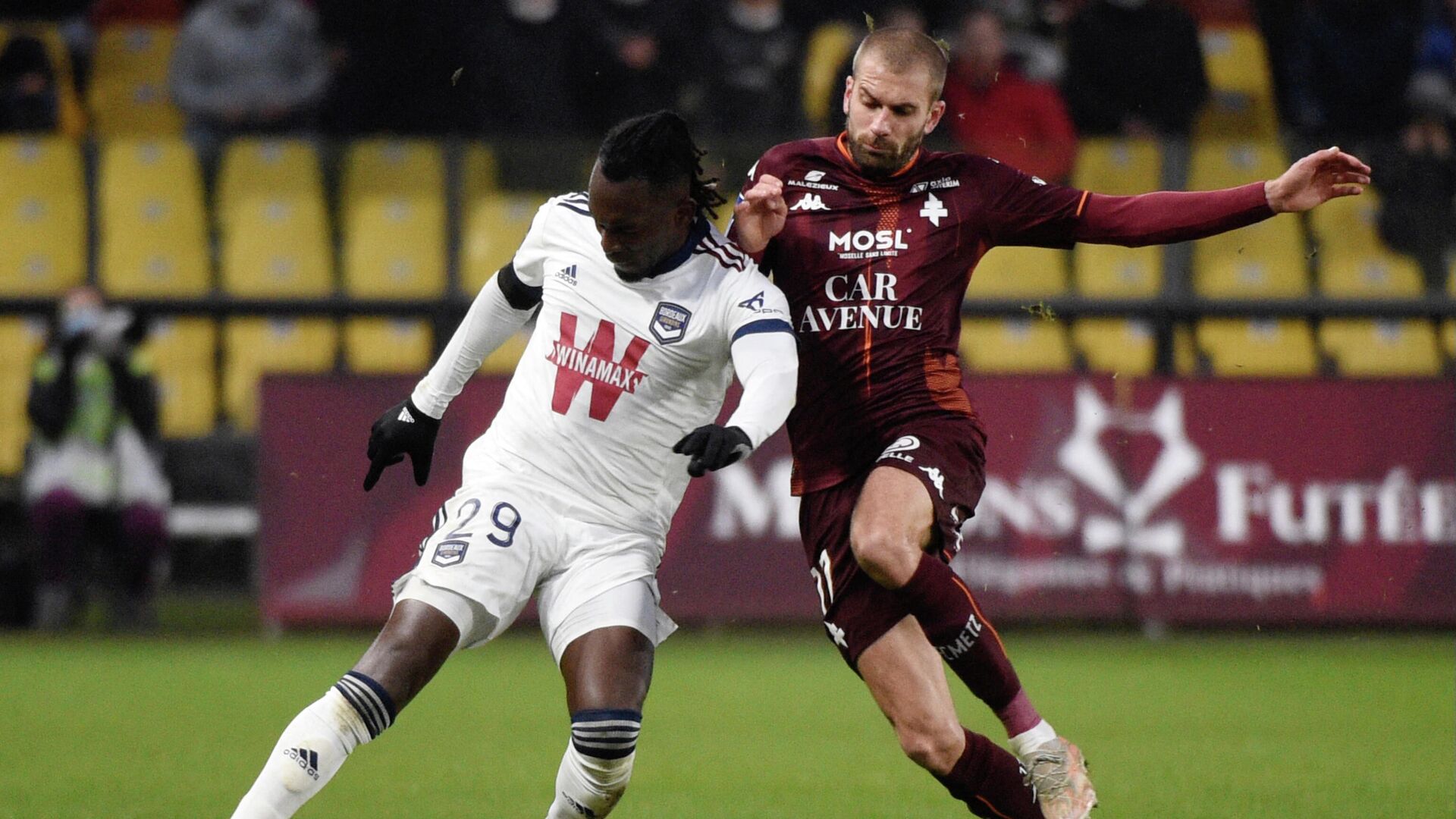 Bordeaux’s Honduran forward Alberth Elis (L) fights for the ball with Metz’ French defender Thomas Delaine during the French L1 football match between FC Metz and FC Girondins Bordeaux at Saint-Symphorien stadium in Longeville-les-Metz, eastern France, on November 21, 2021. (Photo by Jean-Christophe Verhaegen / AFP) - РИА Новости, 1920, 21.11.2021