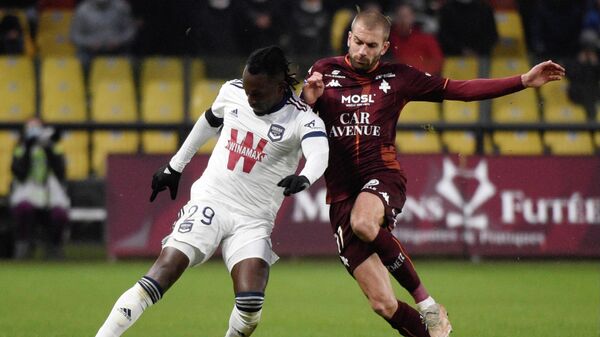 Bordeaux’s Honduran forward Alberth Elis (L) fights for the ball with Metz’ French defender Thomas Delaine during the French L1 football match between FC Metz and FC Girondins Bordeaux at Saint-Symphorien stadium in Longeville-les-Metz, eastern France, on November 21, 2021. (Photo by Jean-Christophe Verhaegen / AFP)