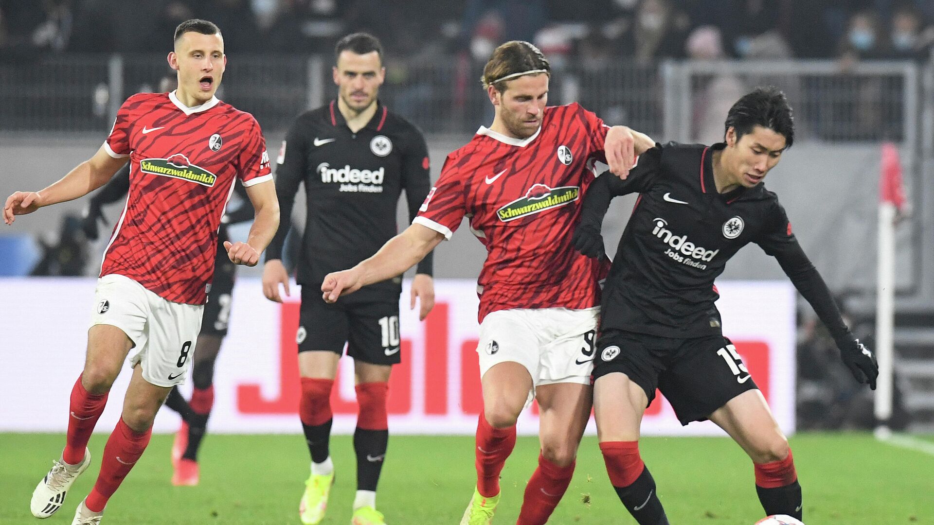 Frankfurt's Japanese midfielder Daichi Kamada (R9 and Freiburg's German forward Lucas Hoeler vie for the ball during the German first division Bundesliga football match SC Freiburg v Eintracht Frankfurt in Freiburg, southwestern Germany on November 21, 2021. (Photo by Thomas KIENZLE / AFP) / DFL REGULATIONS PROHIBIT ANY USE OF PHOTOGRAPHS AS IMAGE SEQUENCES AND/OR QUASI-VIDEO - РИА Новости, 1920, 21.11.2021