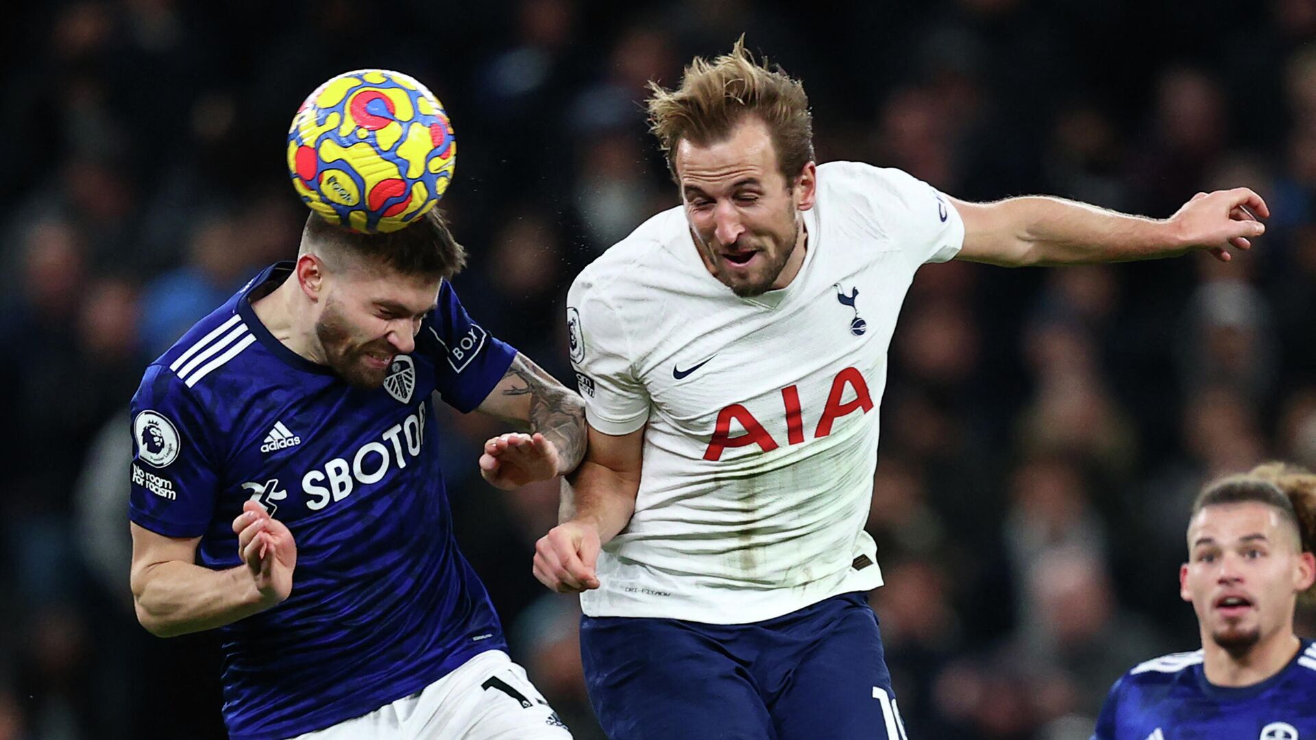 Leeds United's Northern Irish midfielder Stuart Dallas (L) vies with Tottenham Hotspur's English striker Harry Kane (R) during the English Premier League football match between Tottenham Hotspur and Leeds United at Tottenham Hotspur Stadium in London, on November 21, 2021. (Photo by Adrian DENNIS / AFP) / RESTRICTED TO EDITORIAL USE. No use with unauthorized audio, video, data, fixture lists, club/league logos or 'live' services. Online in-match use limited to 120 images. An additional 40 images may be used in extra time. No video emulation. Social media in-match use limited to 120 images. An additional 40 images may be used in extra time. No use in betting publications, games or single club/league/player publications. /  - РИА Новости, 1920, 21.11.2021