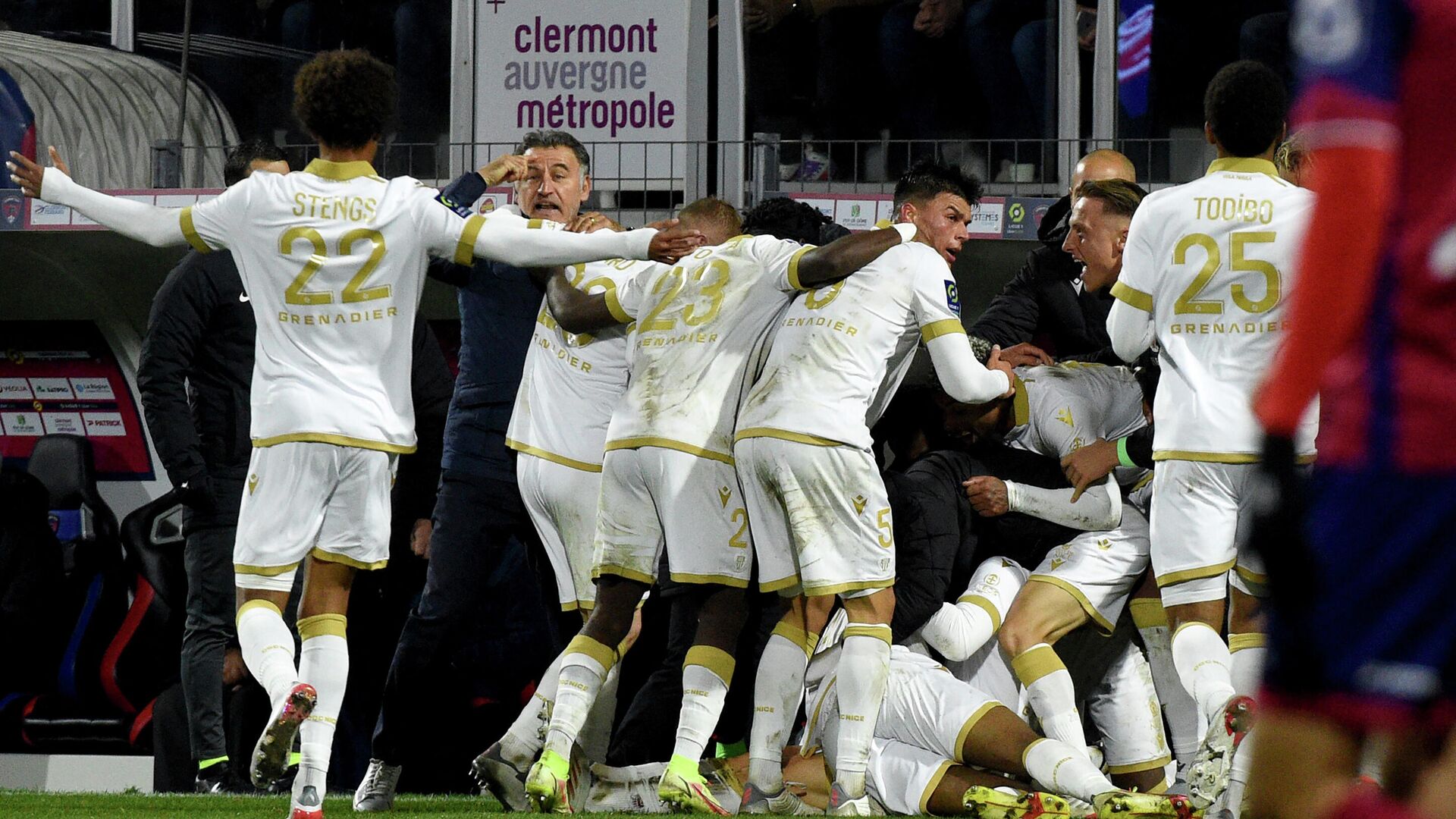 Nice's French forward Amine Gouiri celebrates  with teammates scoring his team's first goal during the French L1 football match between Clermont (CF63) and Nice (OGCN) in Clermont-Ferrand on November 21, 2021 at the Gabriel-Montpied stadium. (Photo by JEAN-PHILIPPE KSIAZEK / AFP) - РИА Новости, 1920, 21.11.2021