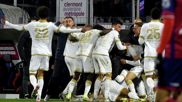 Nice's French forward Amine Gouiri celebrates  with teammates scoring his team's first goal during the French L1 football match between Clermont (CF63) and Nice (OGCN) in Clermont-Ferrand on November 21, 2021 at the Gabriel-Montpied stadium. (Photo by JEAN-PHILIPPE KSIAZEK / AFP)