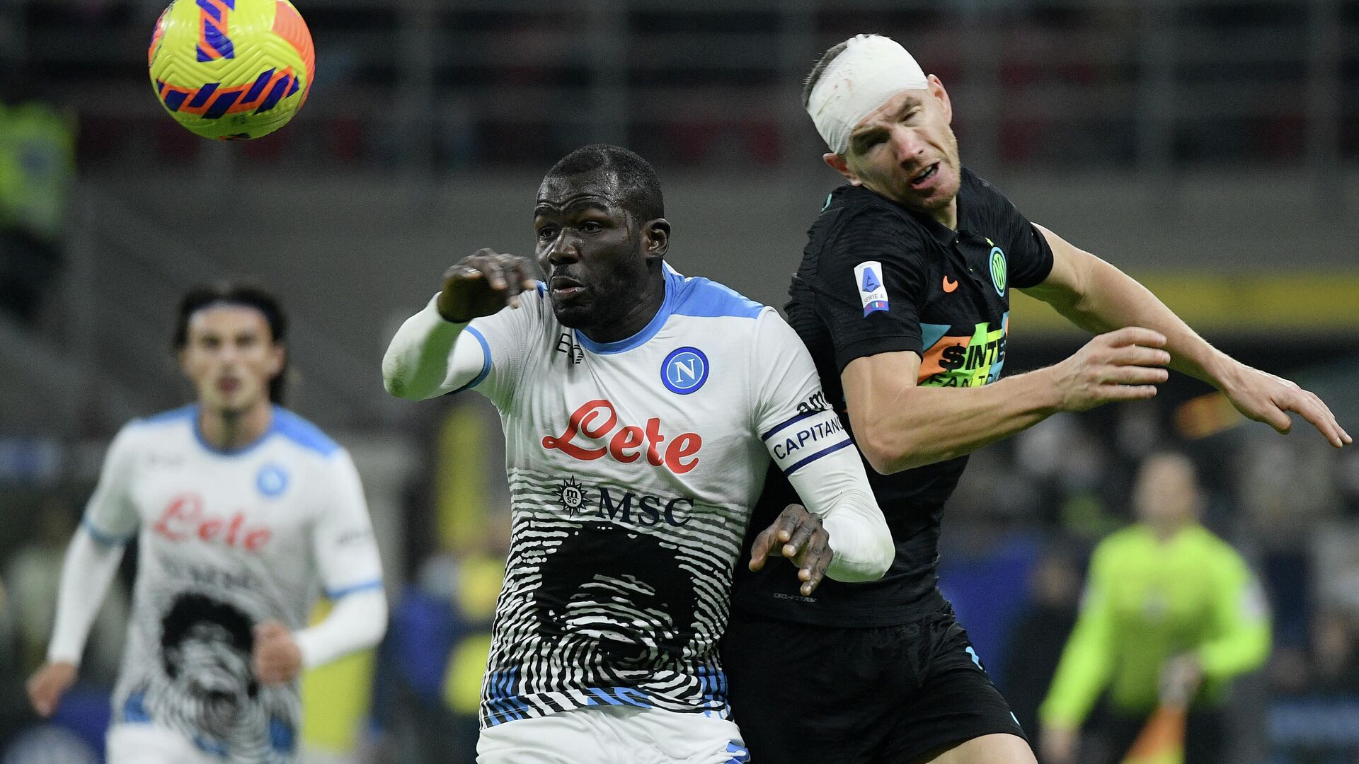 Inter Milan's Bosnian forward Edin Dzeko (R) heads the ball next to Napoli's Senegalese defender Kalidou Koulibaly (C) during the Italian Serie A football match between Inter and Napoli, at the San Siro Stadium in Milan, on November 21, 2021. (Photo by Filippo MONTEFORTE / AFP) - РИА Новости, 1920, 21.11.2021