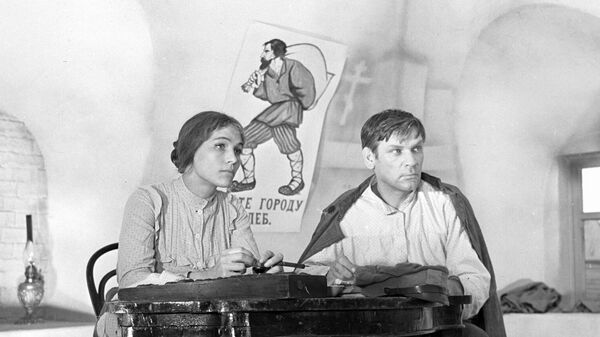 Нина Русланова и Петр Вельяминов в фильме Валерия Ускова и Владимира Краснопольского Тени исчезают в полдень Нина Русланова и Петр Вельяминов в фильме Валерия Ускова и Владимира Краснопольского Тени исчезают в полдень