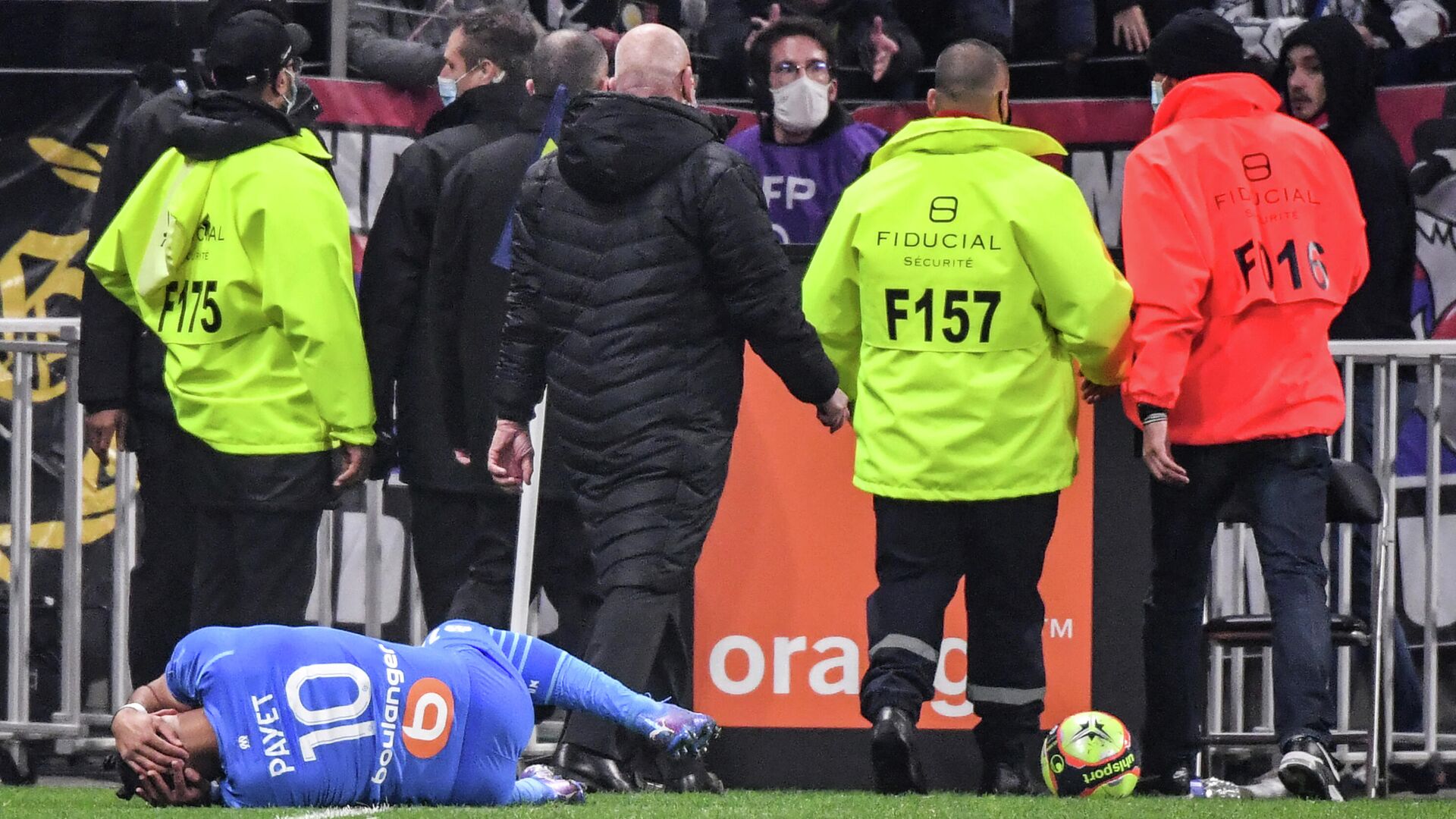 Marseille's French midfielder Dimitri Payet is lying on the field after having received a bottle of water from the grandstand during the French L1 football match between Olympique Lyonnais and Olympique de Marseille at the Groupama stadium in Decines-Charpieu, near Lyon, south-eastern France, on November 21, 2021. (Photo by PHILIPPE DESMAZES / AFP) - РИА Новости, 1920, 22.11.2021