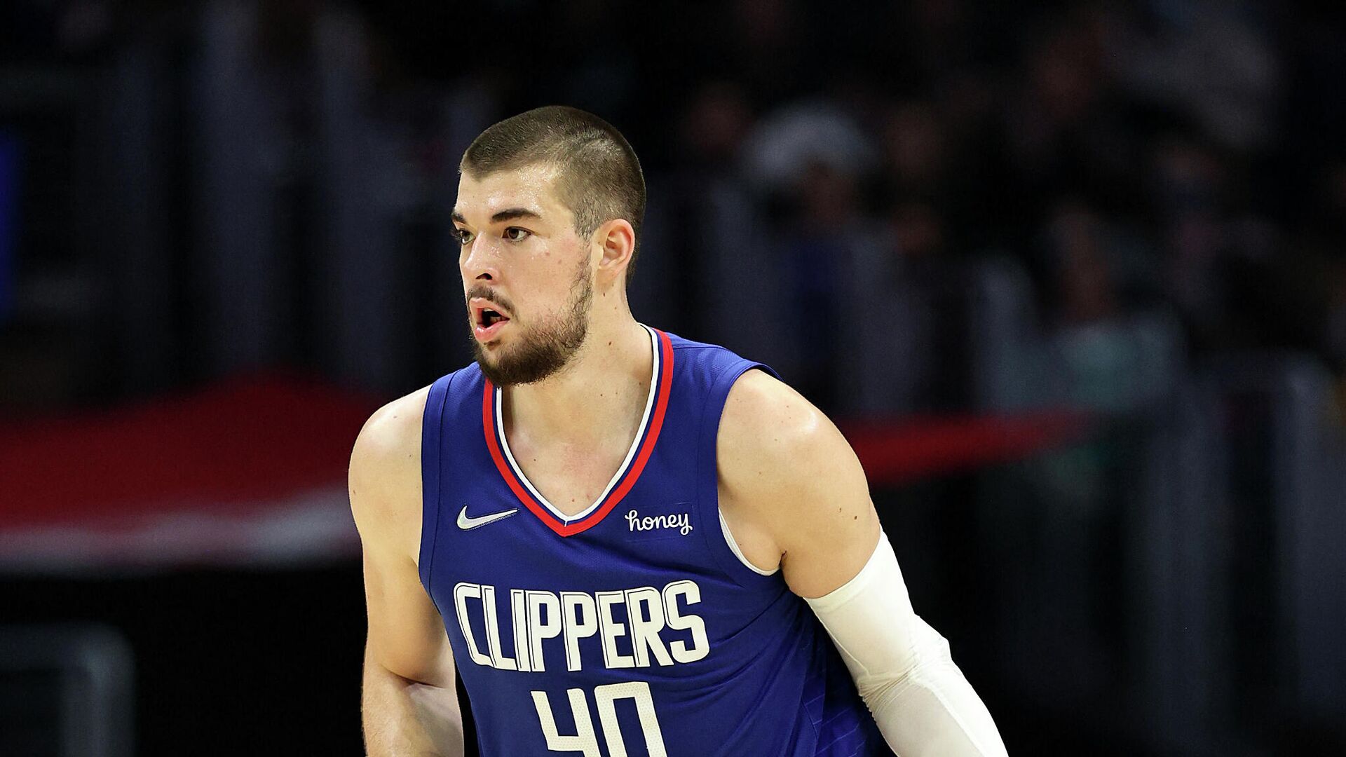 LOS ANGELES, CALIFORNIA - NOVEMBER 16: Ivica Zubac #40 of the LA Clippers dribbles up court during the first half of a game against the LA Clippers at Staples Center on November 16, 2021 in Los Angeles, California. NOTE TO USER: User expressly acknowledges and agrees that, by downloading and/or using this photograph, User is consenting to the terms and conditions of the Getty Images License Agreement.   Sean M. Haffey/Getty Images/AFP (Photo by Sean M. Haffey / GETTY IMAGES NORTH AMERICA / Getty Images via AFP) - РИА Новости, 1920, 22.11.2021