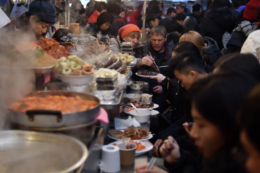 Уличная еда на рынке Кванджан в Сеуле