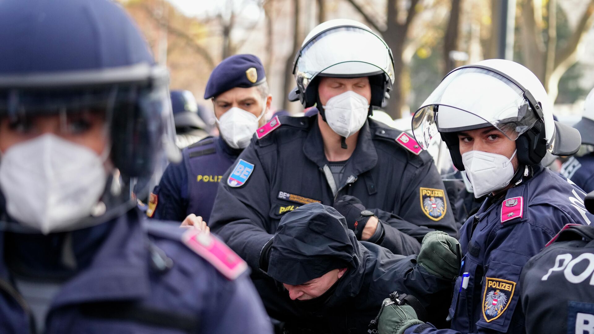 Полицейские задерживают мужчину во время демонстрации против мер по борьбе с пандемией коронавируса в Вене - РИА Новости, 1920, 22.11.2021