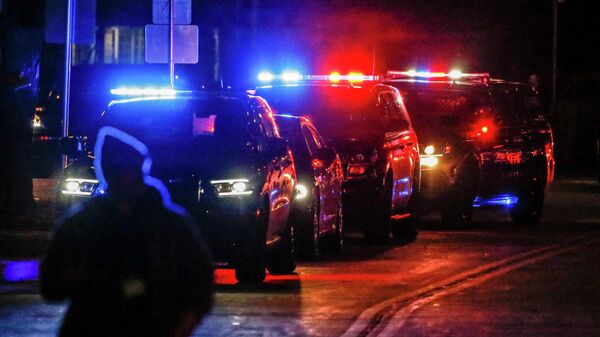 Полиция и сотрудники экстренных служб на месте наезда автомобиля на людей во время рождественского парада в городе Уокеша, США
