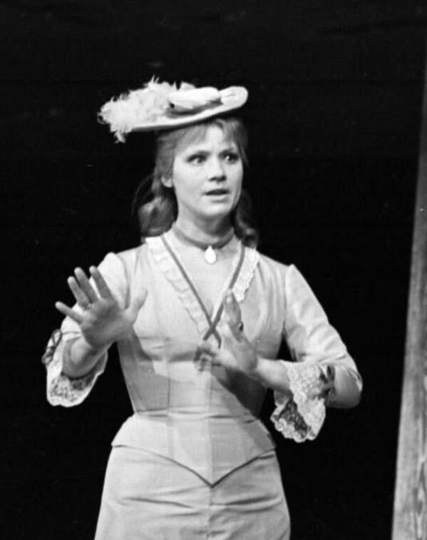 Актриса Нина Русланова в сцене из спектакля Леший театра имени Вахтангова, 1979 год