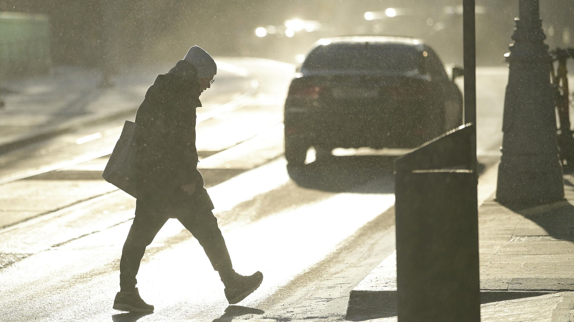 Мужчина идет по Покровскому бульвару в Москве - РИА Новости, 1920, 03.12.2021