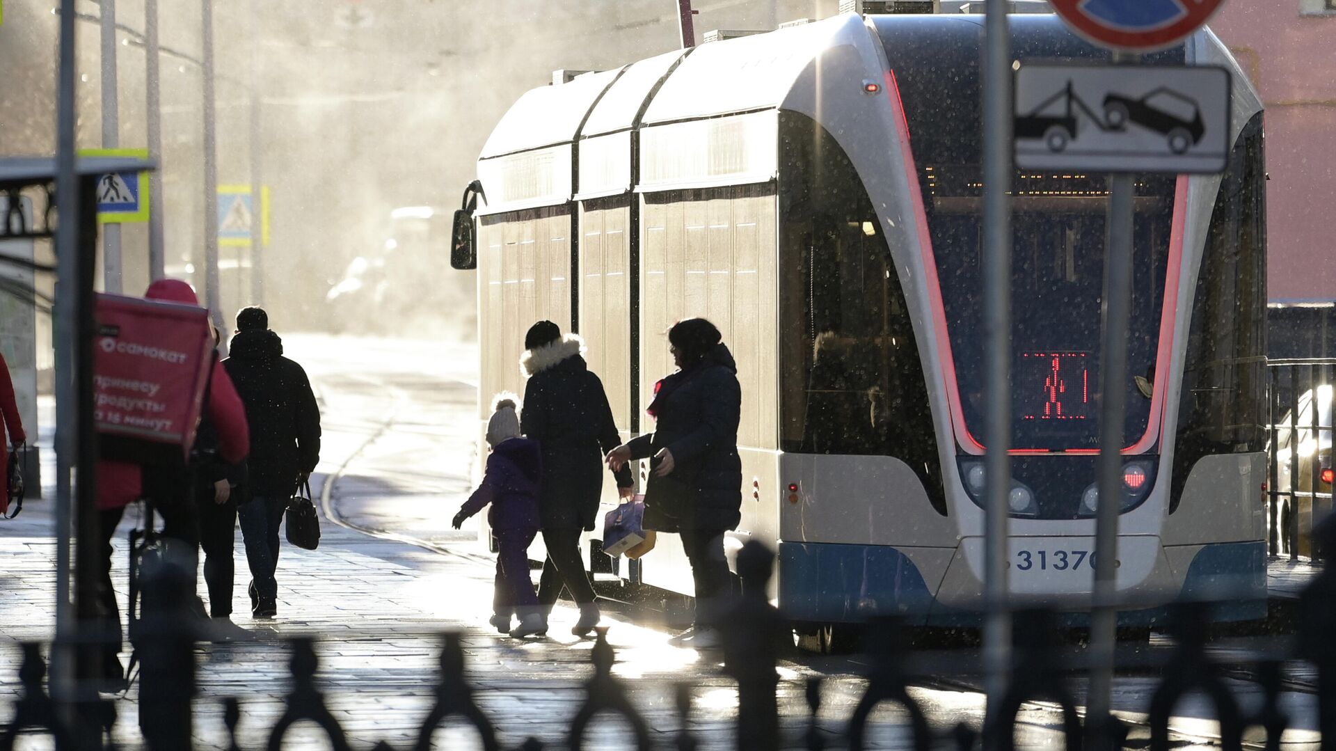 Люди выходят из трамвая на Чистопрудном бульваре в Москве - РИА Новости, 1920, 04.02.2022