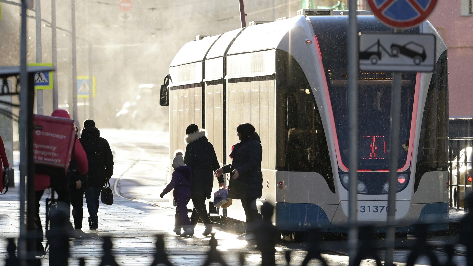 Люди выходят из трамвая на Чистопрудном бульваре в Москве - РИА Новости, 1920, 04.02.2022