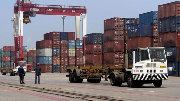 Погрузка транспортных контейнеров в порту Китая
