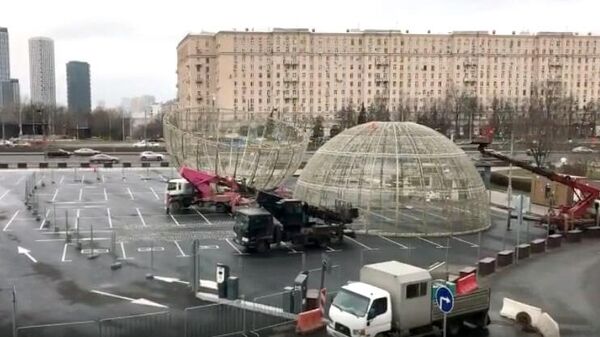 Монтаж огромного новогоднего шара на Поклонной горе в Москве