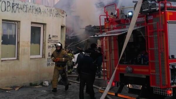 Сотрудники МЧС на месте взрыва в частном доме в Махачкале