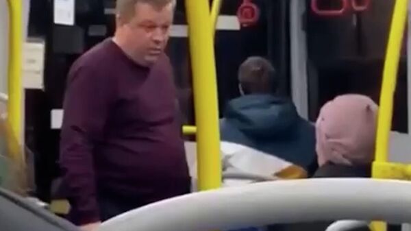 Водитель автобуса в Воронеже обматерил и выгнал пассажирку без маски