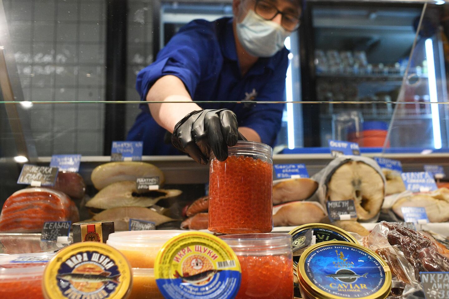 Продажа красной икры на Рынке на Ленинском в Москве Продажа красной икры на Рынке на Ленинском в Москве