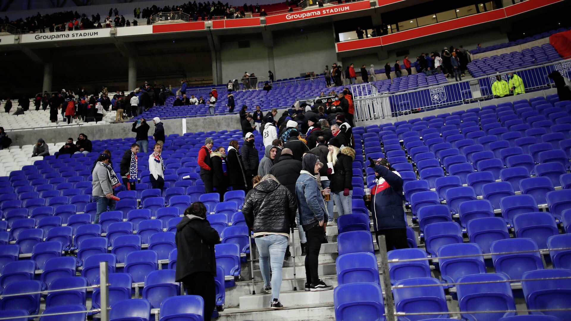 FILE PHOTO: Soccer Football - Ligue 1 - Olympique Lyonnais v Olympique de Marseille - Groupama Stadium, Lyon, France - November 21, 2021  Fans leaving the stadium after Olympique de Marseille's Dimitri Payet was hit by a water bottle thrown by a fan, causing the match to be suspended REUTERS/Benoit Tessier/File Photo - РИА Новости, 1920, 22.11.2021