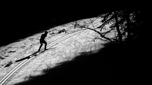 Спортсмен на трассе гонки на дистанции 10 км в классе LW 2-9 (стоя) среди мужчин в соревнованиях по лыжным гонкам на XI Паралимпийских зимних играх в Сочи