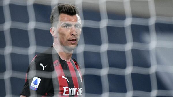 AC Milan's Croatian forward Mario Mandzukic stands behing the cage net during the Italian Serie A football match Lazio vs Ac Milan at Olympic stadium in Rome on April 26, 2021. (Photo by Filippo MONTEFORTE / AFP)