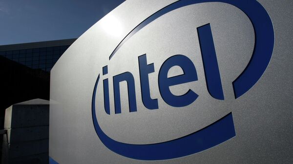 Логотип компании Intel около штаб-квартиры в Санта-Кларе, США