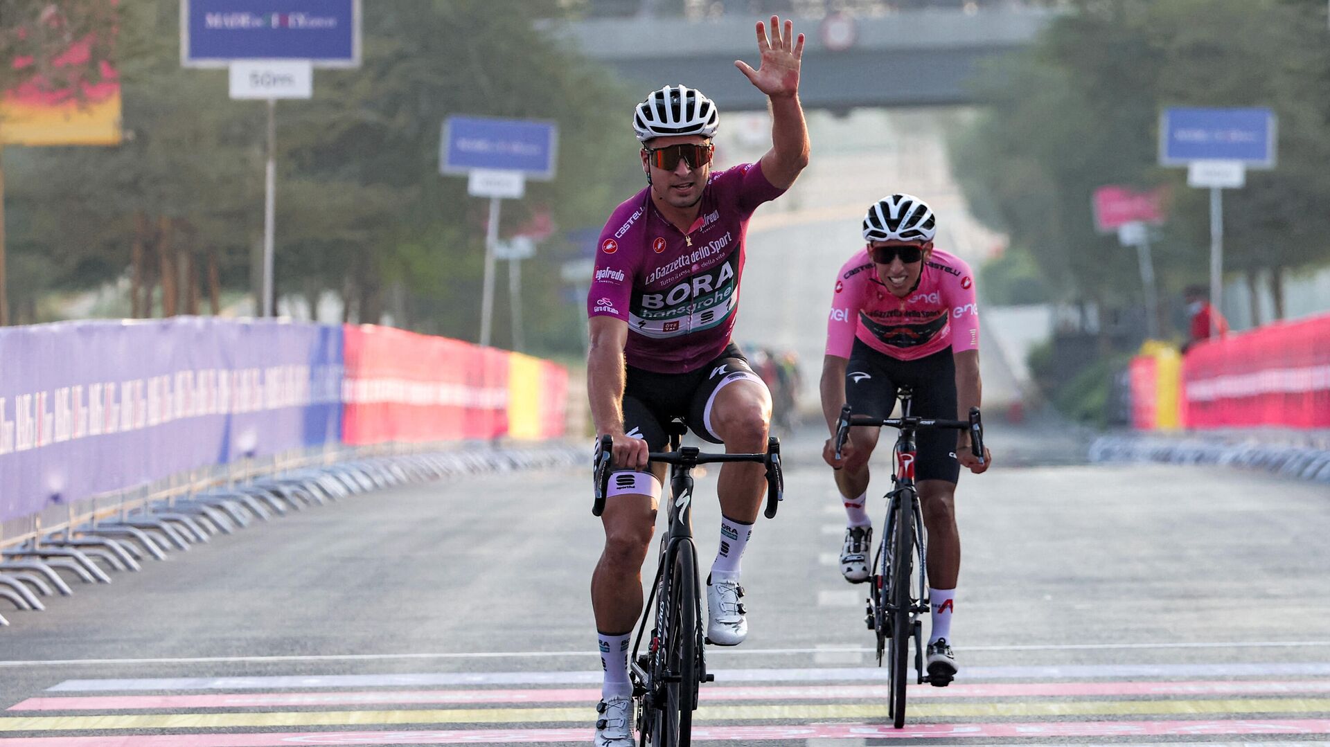 Peter Sagan of Bora–Hansgrohe (L) celebrates after crossing the finish line ahead of Egan Bernal of INEOS Grenadiers during the first-ever Giro d’Italia Criterium race at Expo 2020 in Dubai on November 6, 2021. (Photo by GIUSEPPE CACACE / AFP) - РИА Новости, 1920, 22.11.2021