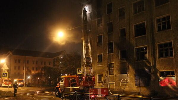 Спасатели тушат пожар в дореволюционном доме в Петербурге