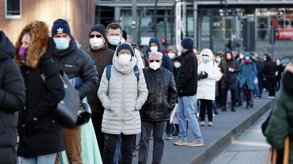 Люди в очереди на вакцинацию от коронавируса в Гамбурге, Германия