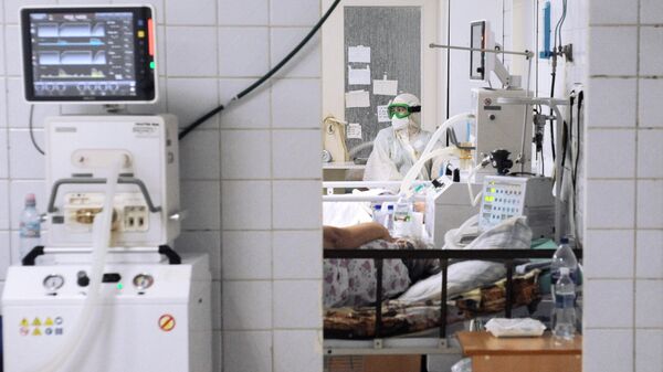 Медицинская сестра на реанимационном сестринском посту в красной зоне больницы города Рассказово