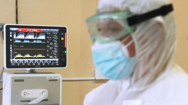 Врач реаниматолог возле аппарата ИВЛ в красной зоне больницы города Рассказово