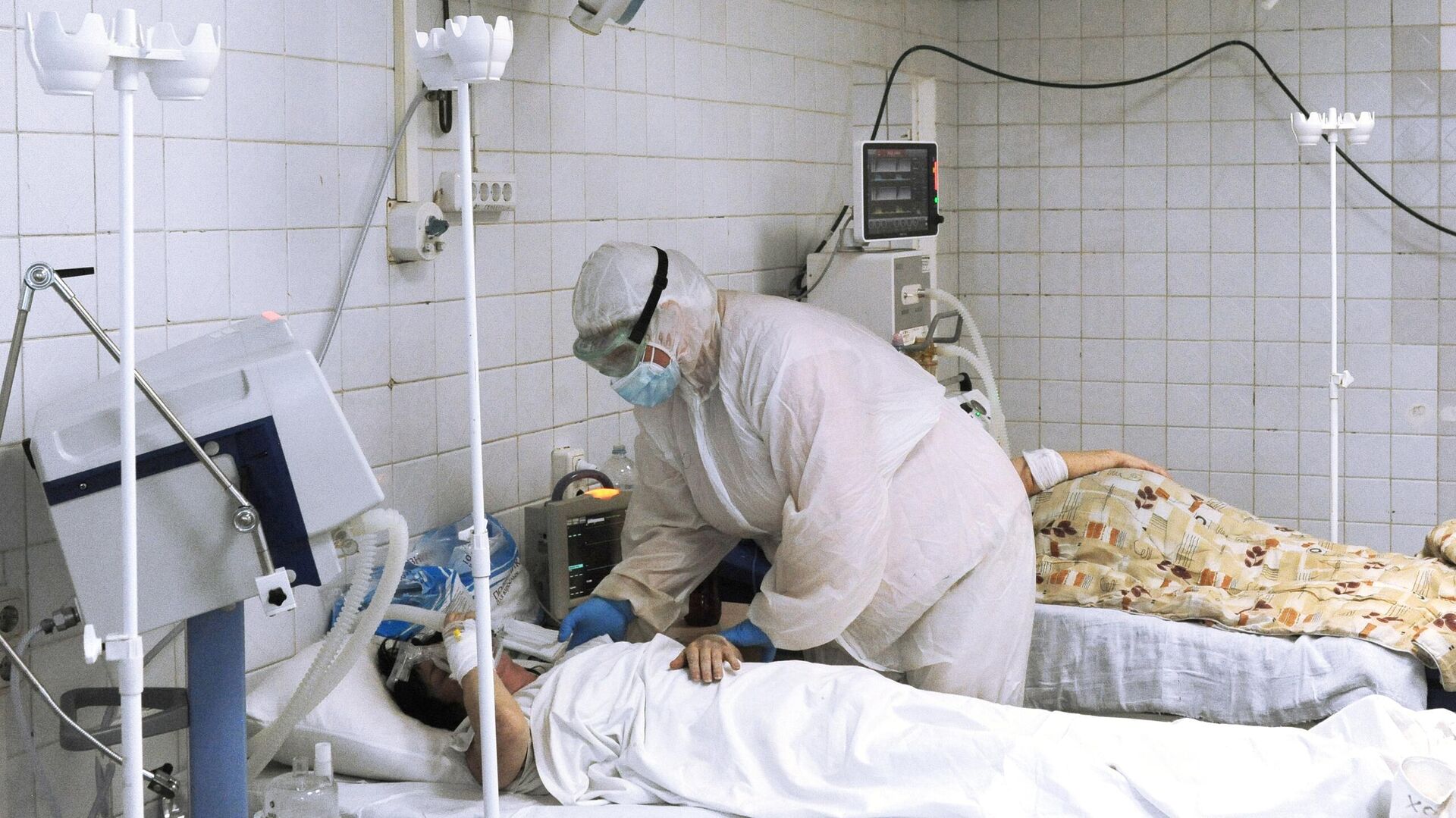 Врач реаниматолог в палате интенсивной терапии в красной зоне больницы города Рассказово - РИА Новости, 1920, 23.11.2021