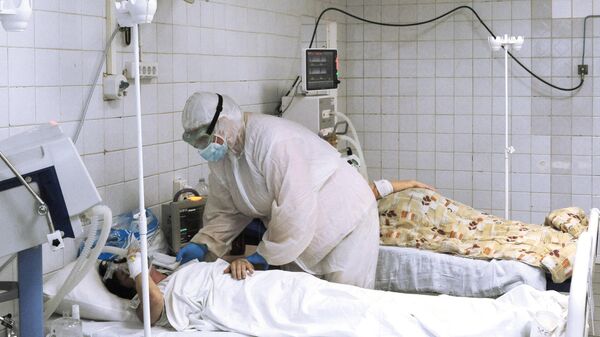 Врач реаниматолог в палате интенсивной терапии в красной зоне больницы города Рассказово