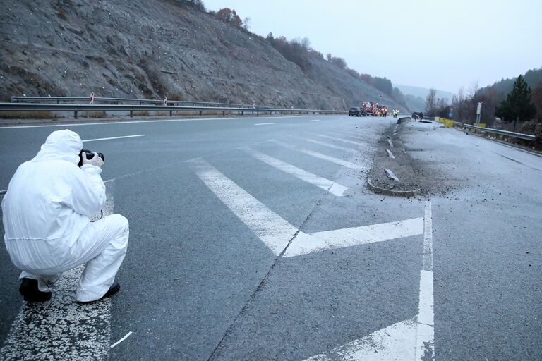 Судебно-медицинский эксперт на месте ДТП с автобусом на автомагистрали Струма в Болгарии