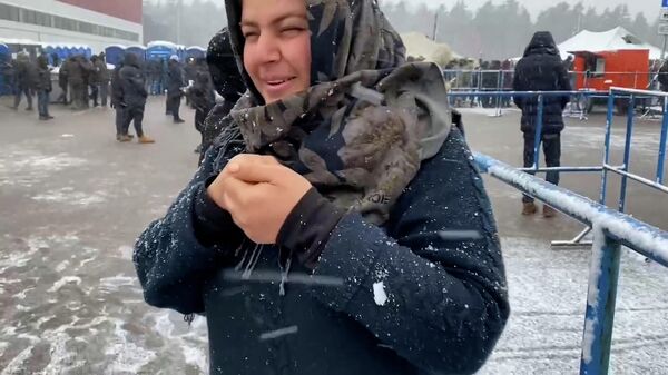 Мигранты пробуют на вкус первый снег в центре Брузги