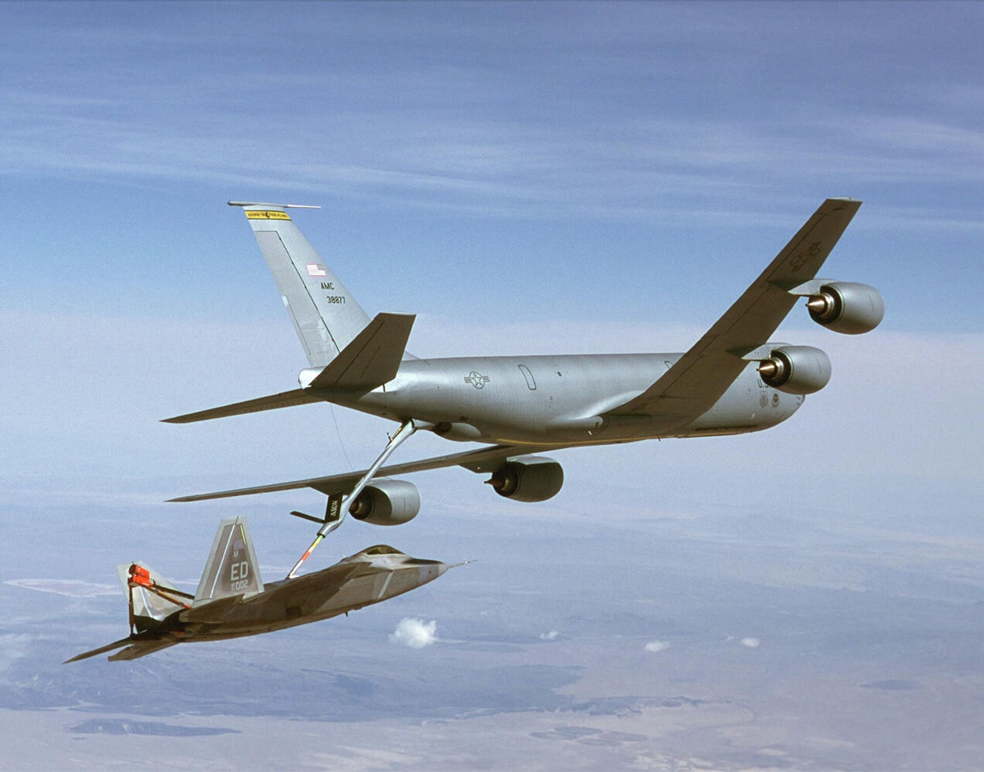 Американский самолет-заправщик KC-135 Stratotanker дозаправляет истребитель F-22 Раптор  - РИА Новости, 1920, 30.01.2023