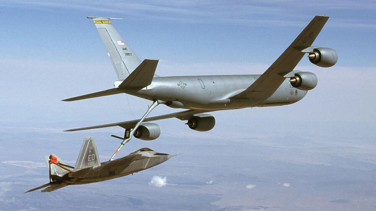 Американский самолет-заправщик KC-135 Stratotanker дозаправляет истребитель F-22 Раптор  - РИА Новости, 1920, 24.11.2021