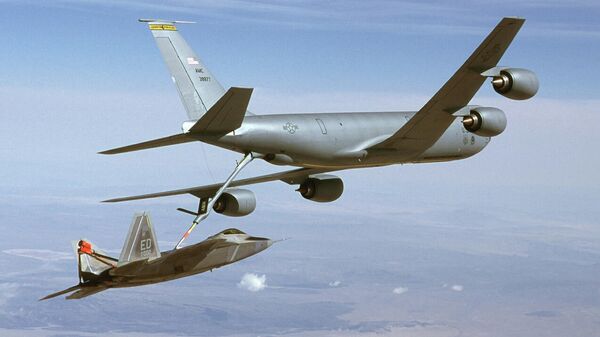 Американский самолет-заправщик KC-135 Stratotanker дозаправляет истребитель F-22 Раптор 