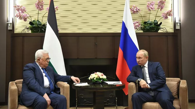 Президент РФ Владимир Путин и президент Палестины Махмуд Аббас