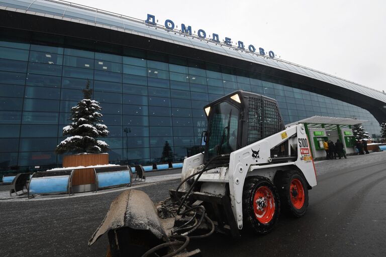 Снегоуборочная техника в аэропорту Домодедово