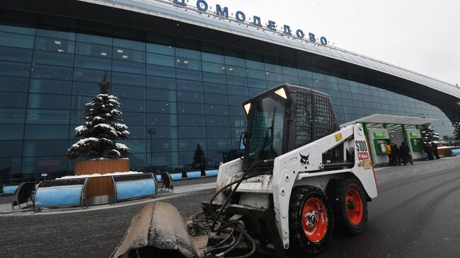 Снегоуборочная техника в аэропорту Домодедово