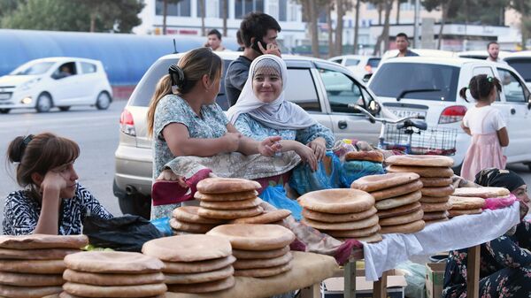 Девушки торгуют лепешками на одной из улиц Термеза