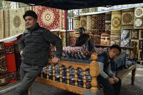 Продавцы ковров на рынке Чорсул в Ташкенте