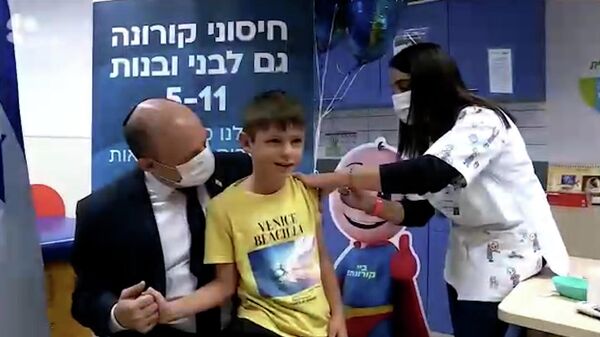 Вакцинация от коронавируса 9-летнего Давида, сына премьера Израиля Беннета