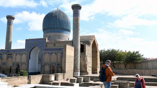 Туристы фотографируются у мавзолея Гур-Эмир и усыпальницы Тамерлана в Самарканде