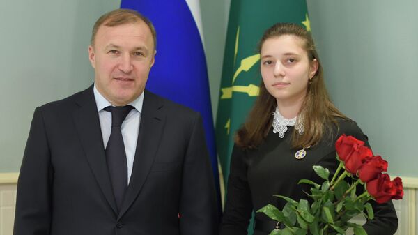 Глава Адыгеи Мурат Кумпилов вручил восьмикласснице Марианне Хахузоковой медаль Совфеда за спасение детей при пожаре 