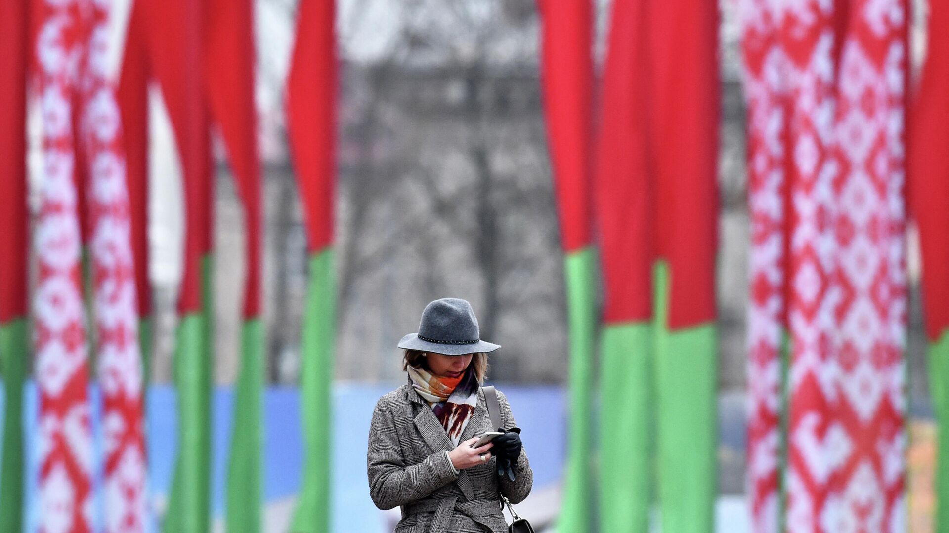 Девушка держит в руках смартфон, Минск - РИА Новости, 1920, 23.11.2021