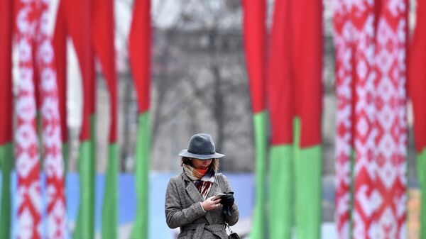 Девушка держит в руках смартфон, Минск