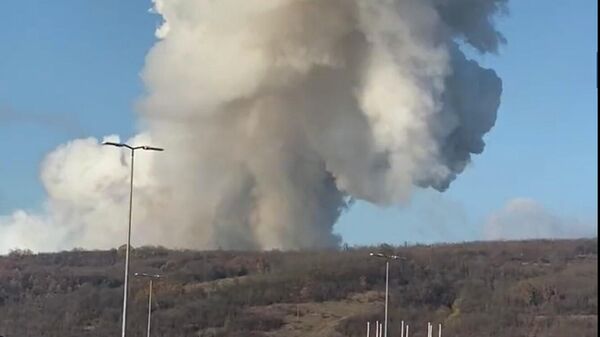 Дым от взрыва на фабрике по производству ракет для борьбы с градовыми облаками под Белградом, Сербия