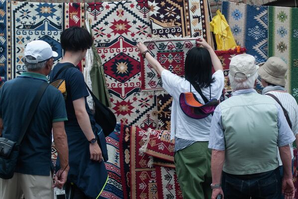 Туристы выбирают ковры 